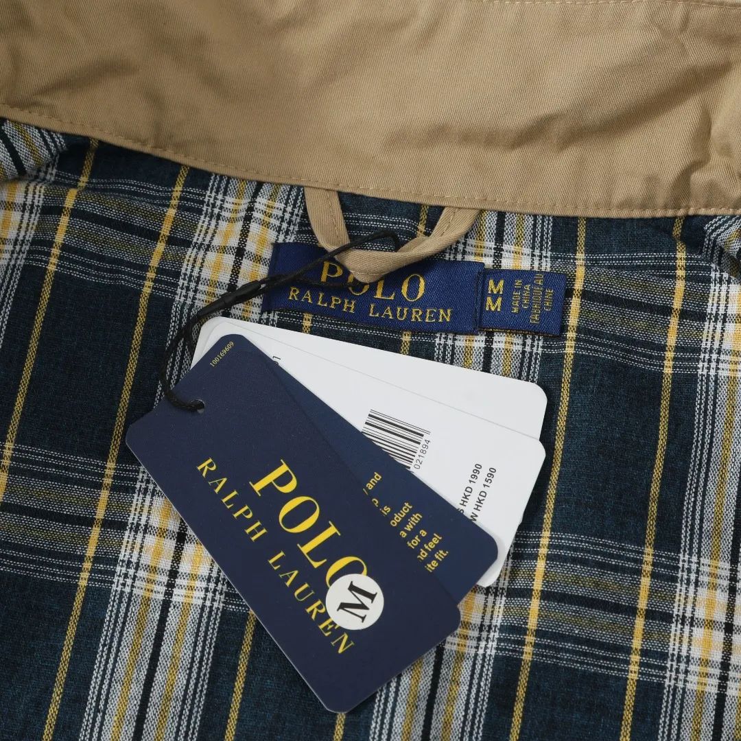 P350 #R23 Ralph Lauren polo white lily contract men's and women's old money style old cadre stand collar workwear Harrington jacket item number RL12020 The fabric has a double-layer shin feel and is full of weight! It's not as heavy as a regular jacket, and the ordinary cotton material feels really different. This one is super comfortable, soft and stylish, and has a green plaid interior that has a retro movie fashion feel! The fit is loose but not baggy. The size is just right and not too picky. The dropped shoulder design modifies the shoulder shape without making it look bulky. This silhouette is a style that will never go out of style after being worn for a long time. The upper body is also very durable and recognizable. The loose and reasonable fit can be worn by both men and women, making it easy to create a clean and refreshing youthful look. The embroidery on the chest is all German Oman embroidery fiber with original data. The embroidery process is very particular about using Japanese Tajima machines to ensure exquisite three-dimensional embroidery. That is what I said is different from the ones on the market. The workmanship is loose and can be used by boys and girls!! Color: Black Khaki Navy Blue Army Green Light Blue Size: M L XL XXL Length: 68/70/72/74 Bust: 122/126/130/134 Shoulder width: 53/54/55/56 Sleeve length: 65/66/67/68